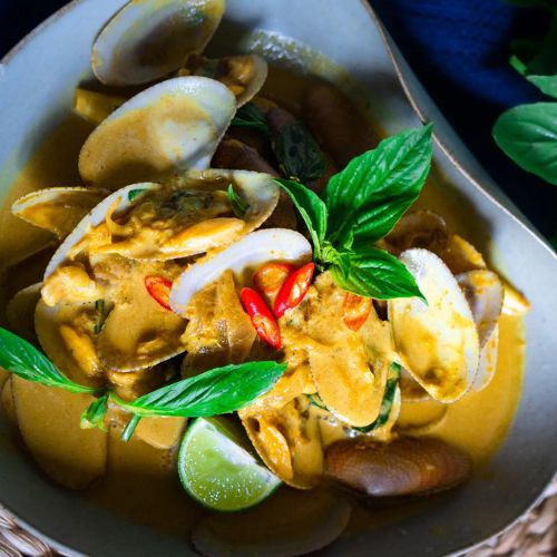 THAI GREEN CURRY CLAMS WITH STEAMED RICE 